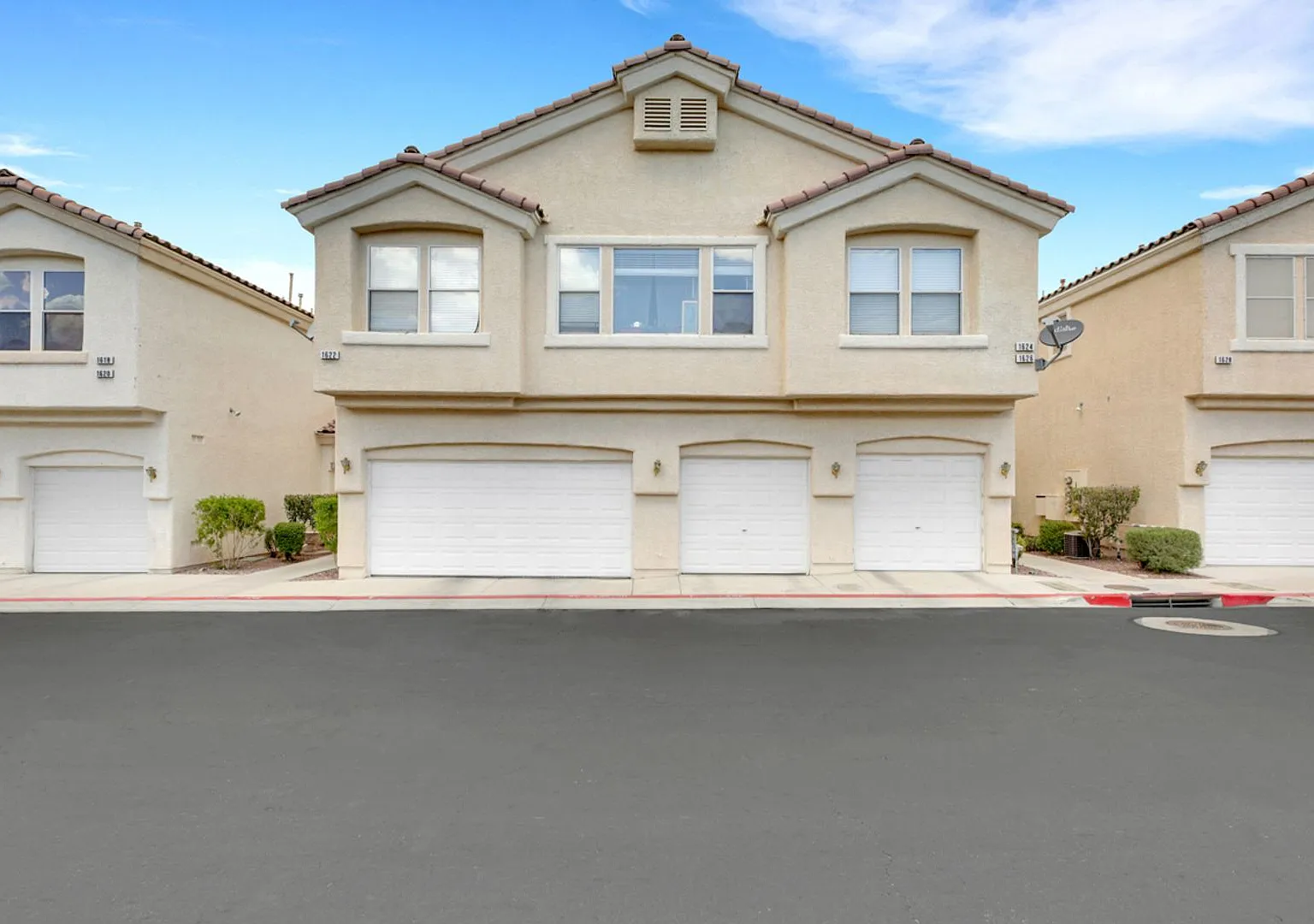 2 bedroom Townhome with a yard — Photo 1