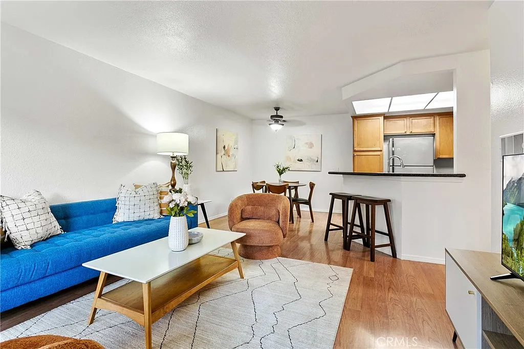 2 bed, 864 sqft, $4,300 — Photo 1