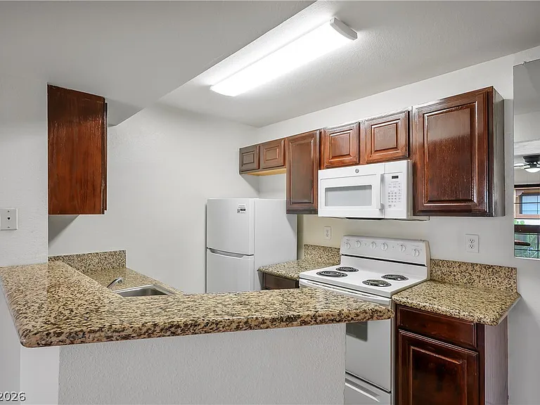 5170 S Jones Blvd #206 — Photo 6