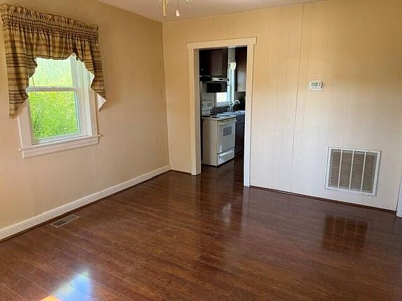 4th image of 1042 Carrie Ln