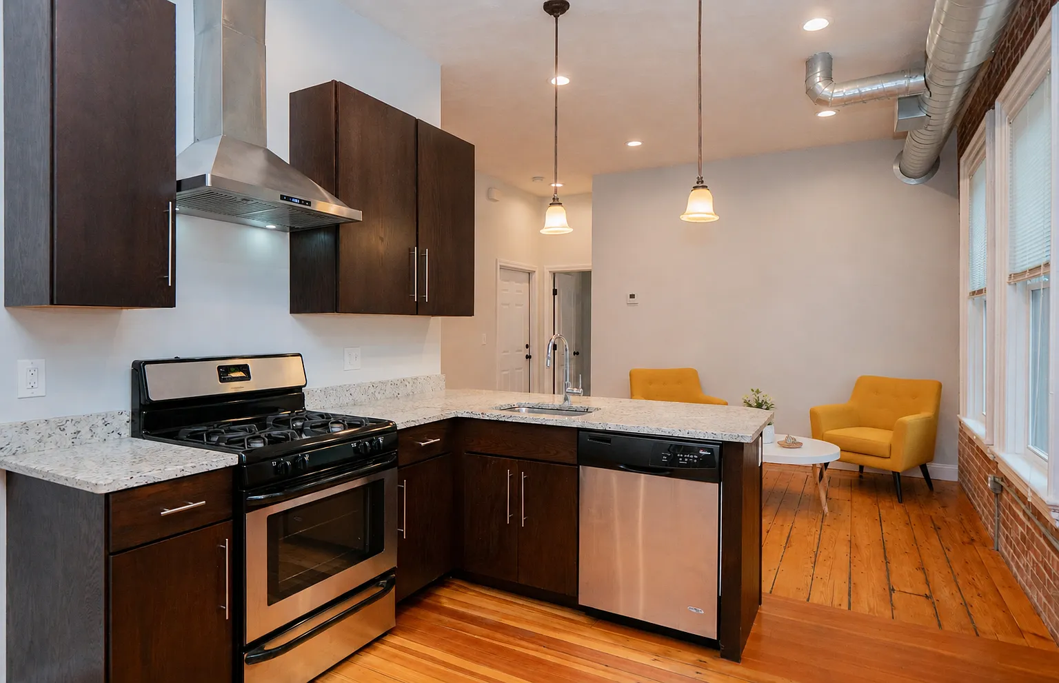 2 bed, 1000 sqft, $1,600 — Photo 3