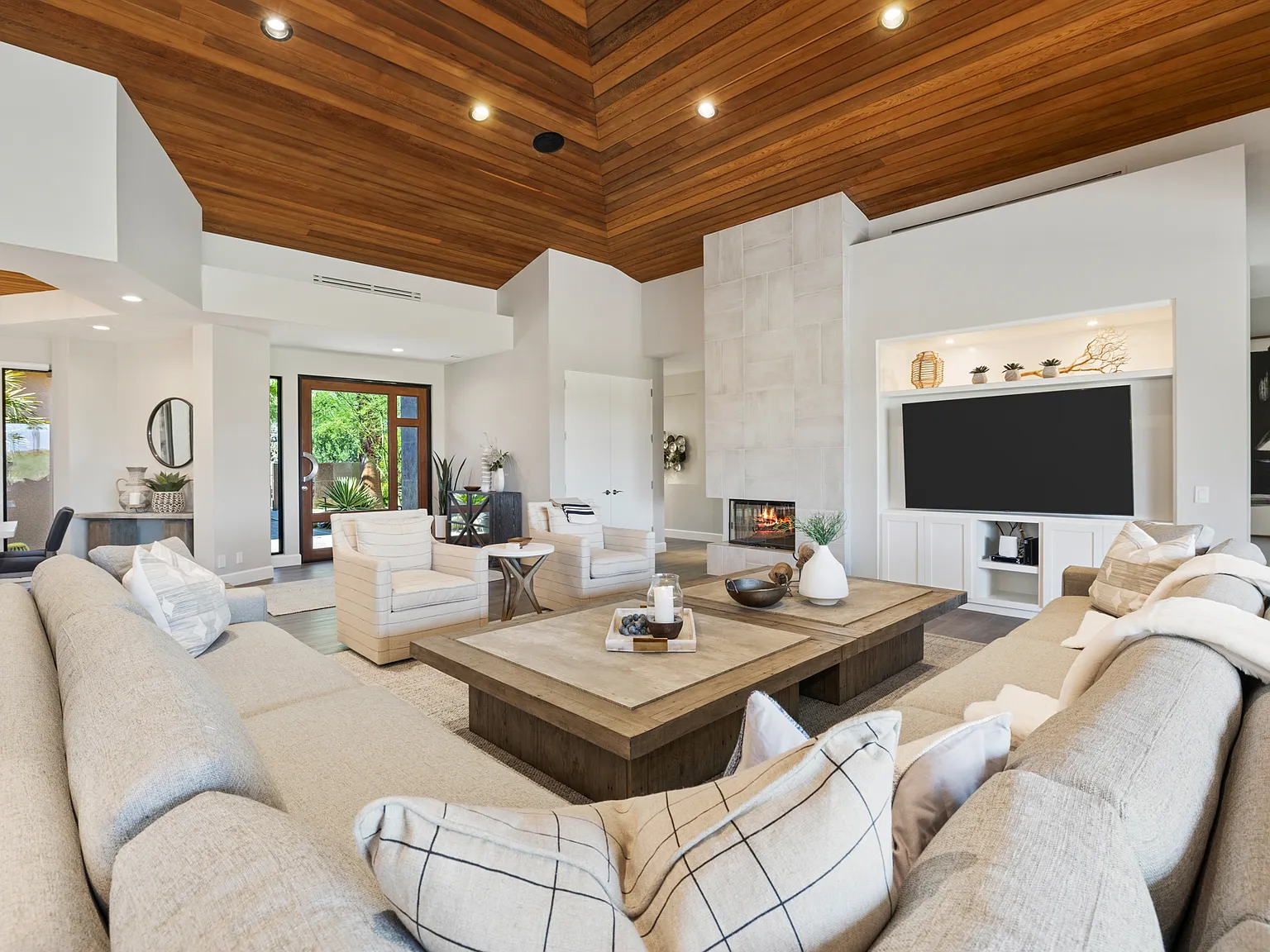 4 bed, 4736 sqft, $40,000 — Photo 4