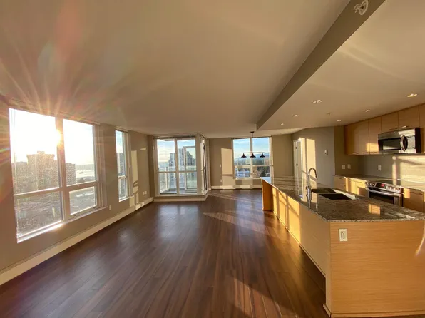135 E 17th St #1401, North Vancouver, BC V7M 1V5
