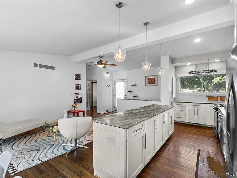 1085 Brooklawn Dr — Photo 16