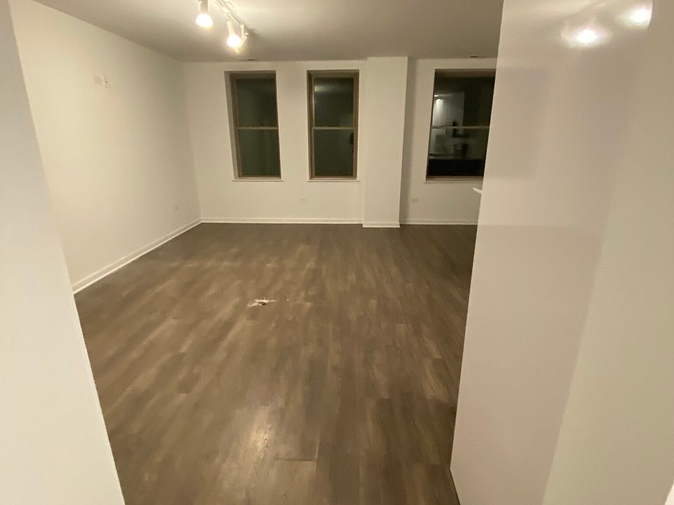1st image of 940 W Winona St APT 401