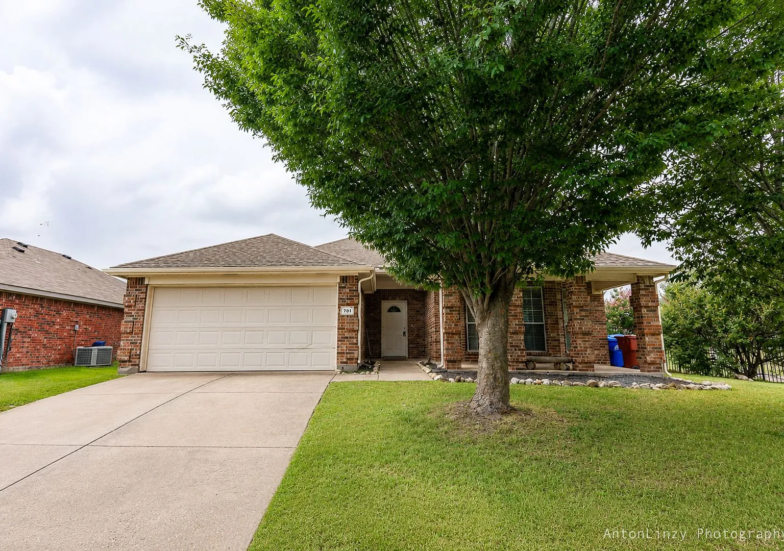 $1,950 3 Bed/2 Bath/2 Garage Ready for Move-in Home in Woodland Creek — Photo 2
