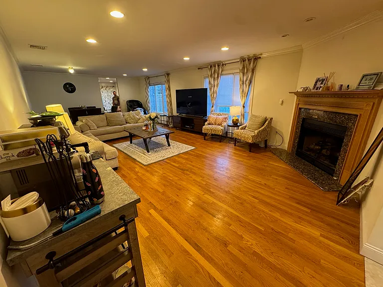 2133 Linwood Ave — Photo 6