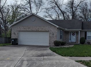 965 Briarwood Ct, Charleston, IL