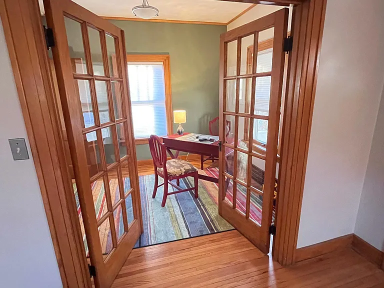 You can open the doors wide or close them for private conversations.