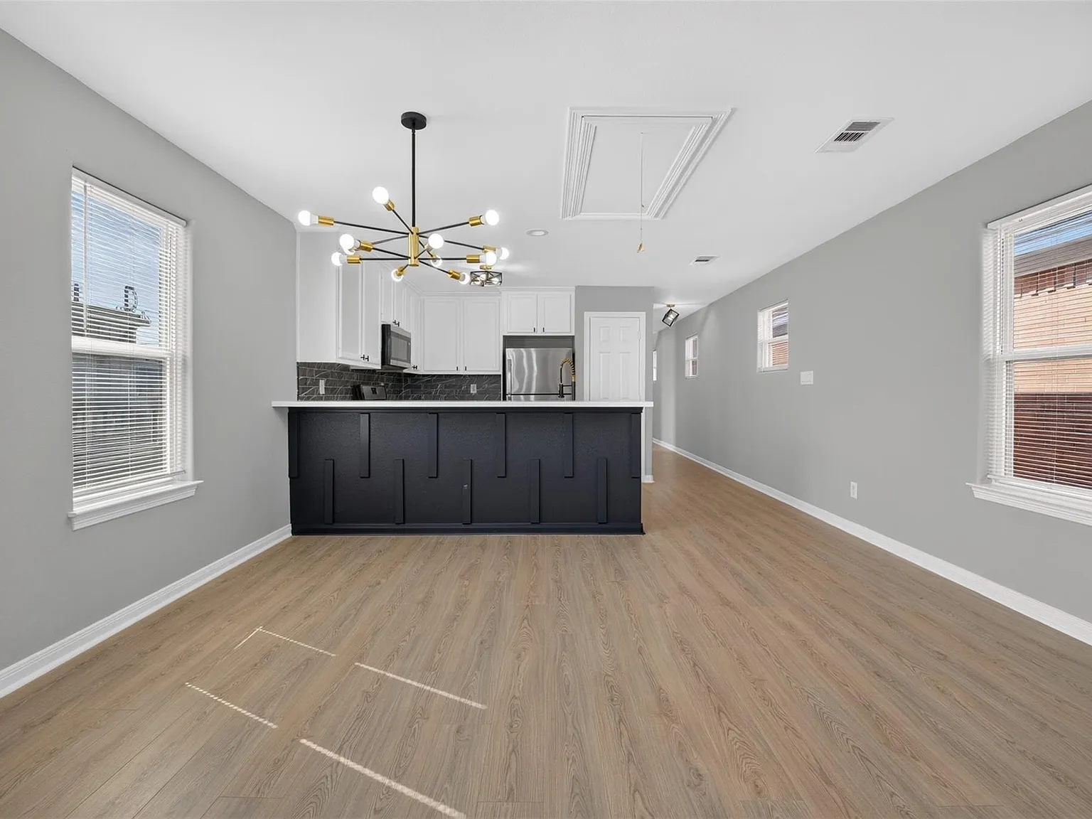 3 bed, 1.0 bath, 1404 sqft, $2,300 — Photo 4