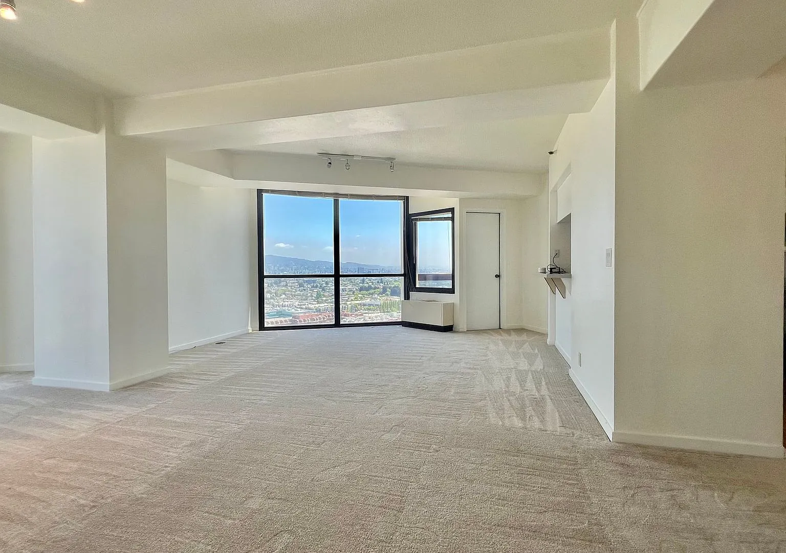 Prestigious top-floor unit 2 BR 2 BA, nestled in the heart of Emeryville! — Photo 4