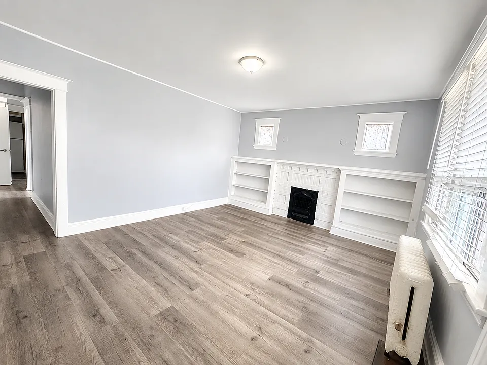 831 Main St E #4