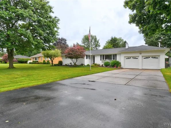 8275 Hirschwood Dr, Williamsville, NY 14221