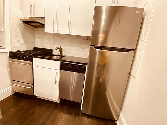 Rented by Metropolis Real Estate of Manhattan | media 18