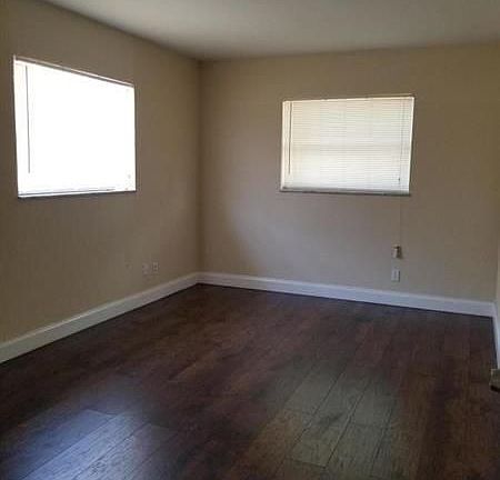 4th image of 190 NE 40th St #196