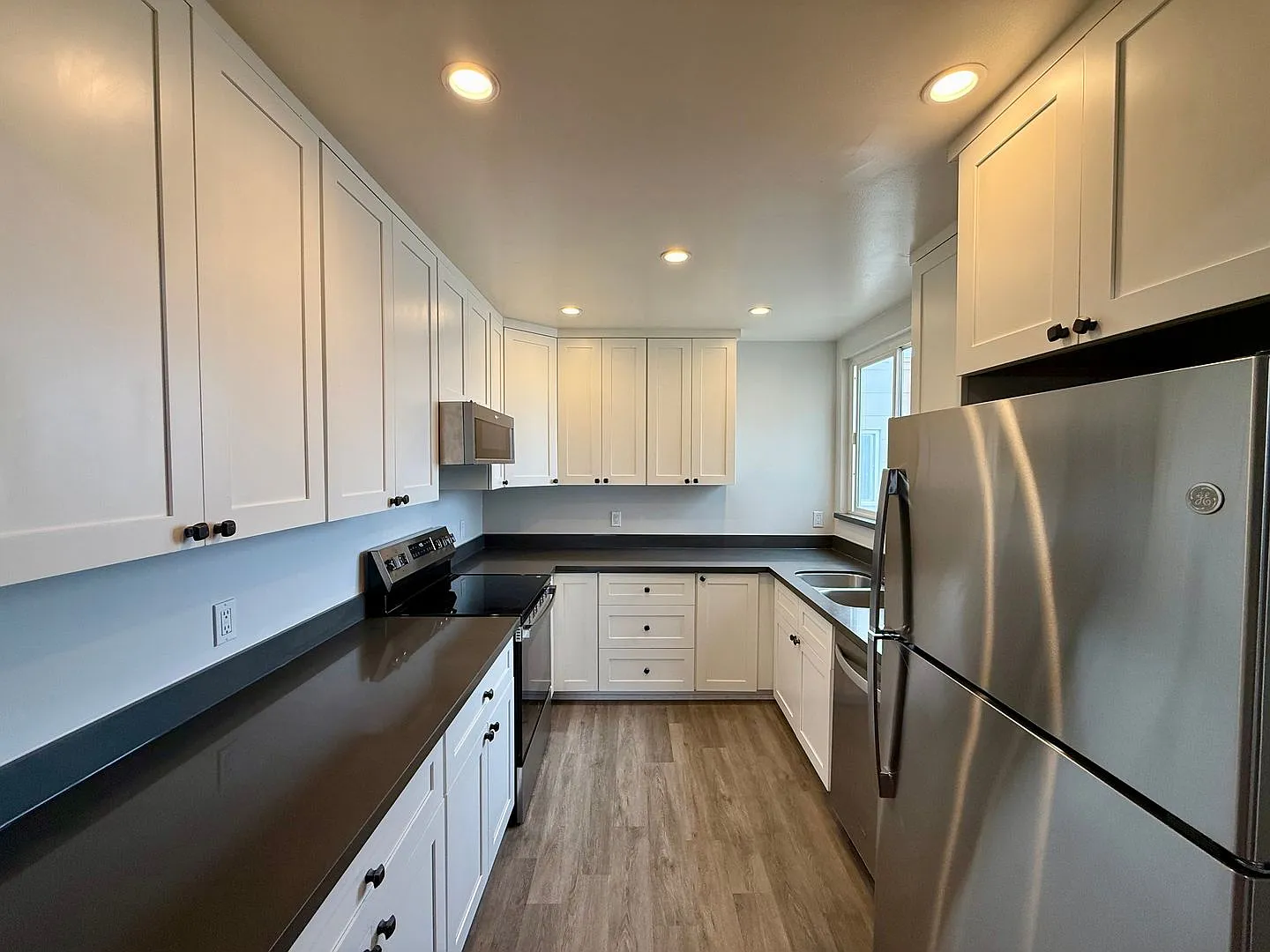 Top Floor 3BR/2BA w/ Updated Kitchen & Parking! — Photo 1