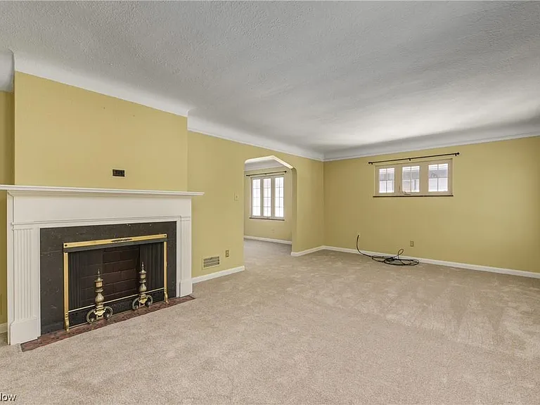 2072 Atkins Ave — Photo 6