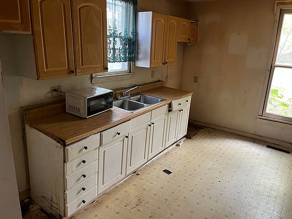 3rd image of 2332 N Kellett Avenue