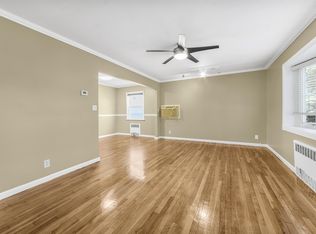 8250 268th St, Glen Oaks, NY 11004