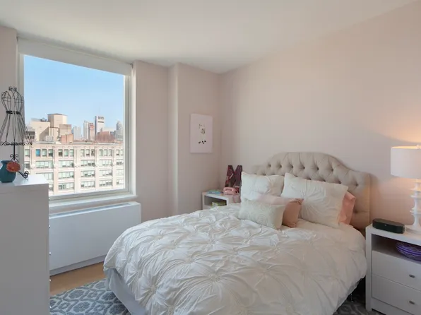 550 West 45th Street image 2 of 18