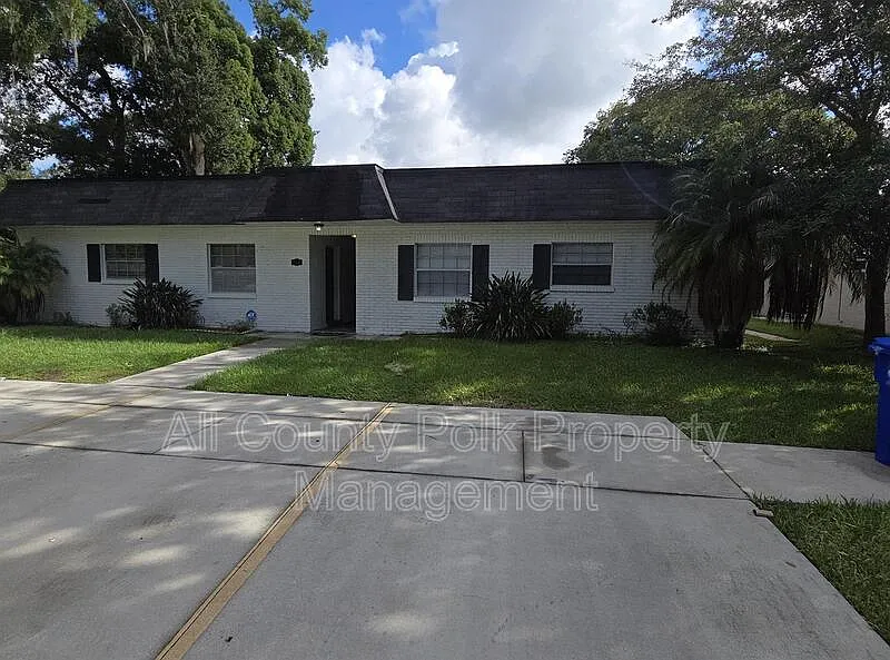 2 bed, 1.0 bath, 812 sqft, $1,245 — Photo 2