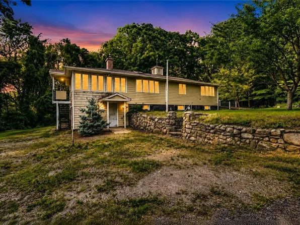 20 Colonial Village Rd, Ashaway, RI 02804