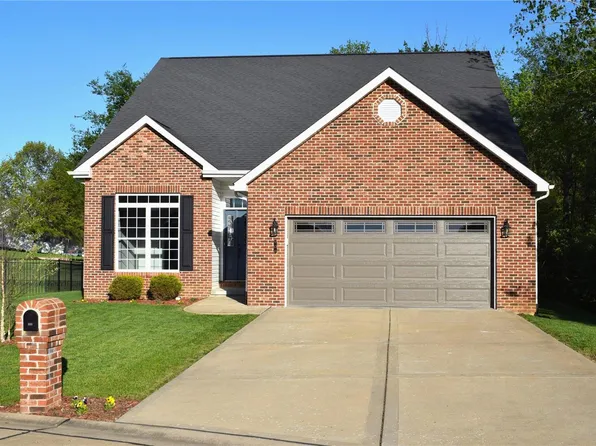 906 Oak Creek Ln, Waterloo, IL 62298