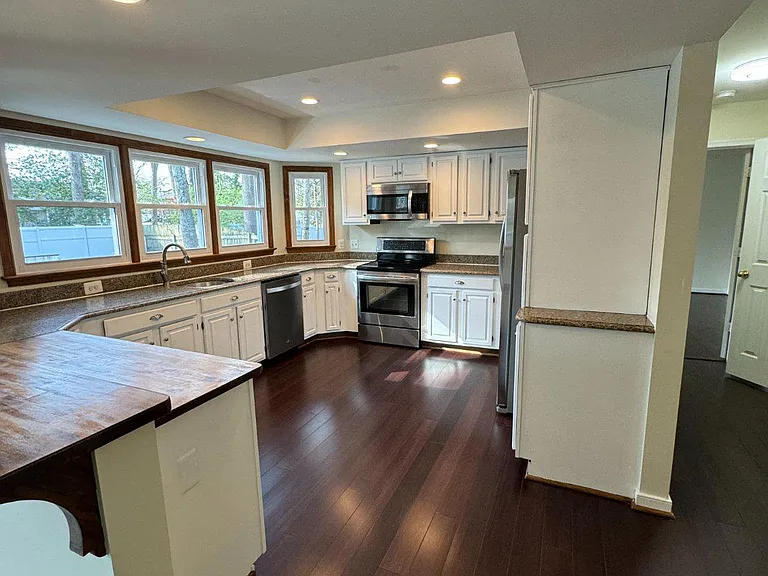 1115 Aquia Dr — Photo 3