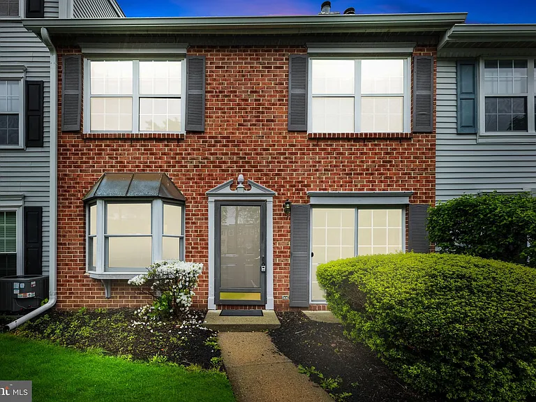 66 Cheverny Ct — Photo 2
