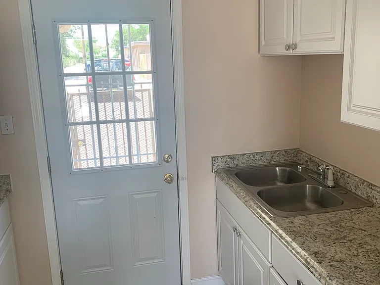 Updated 1 Bedroom Courtyard Apartment with Yard in South UNM — Photo 7
