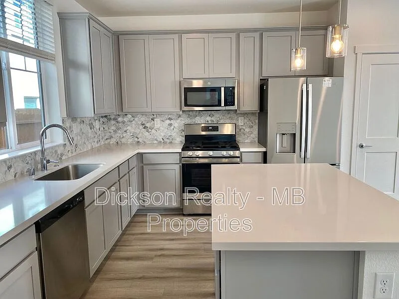 3 bed, 2.5 bath, 1685 sqft, $3,400 — Photo 3