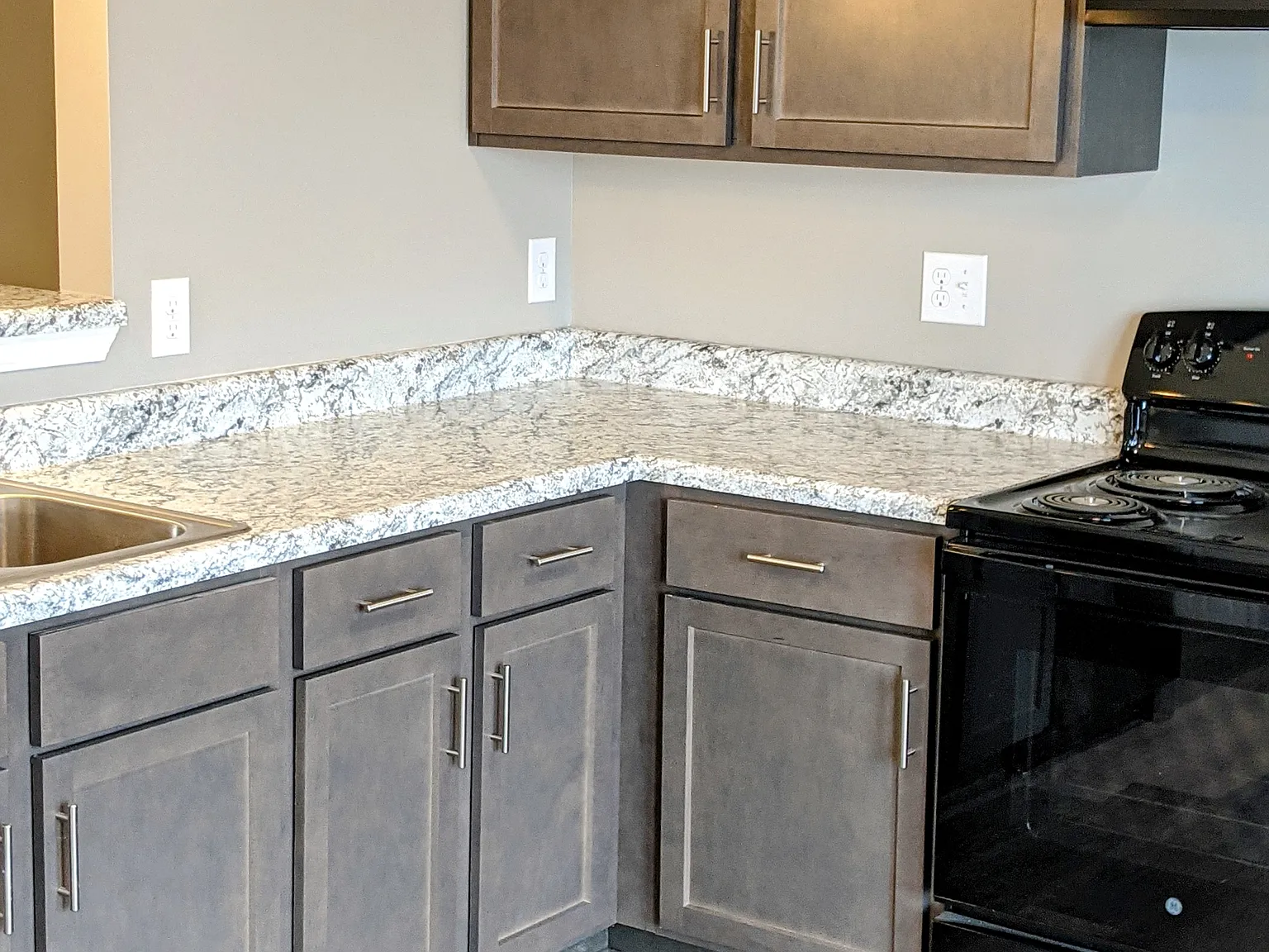 River Pointe Apartments - 12522-102 — Photo 2