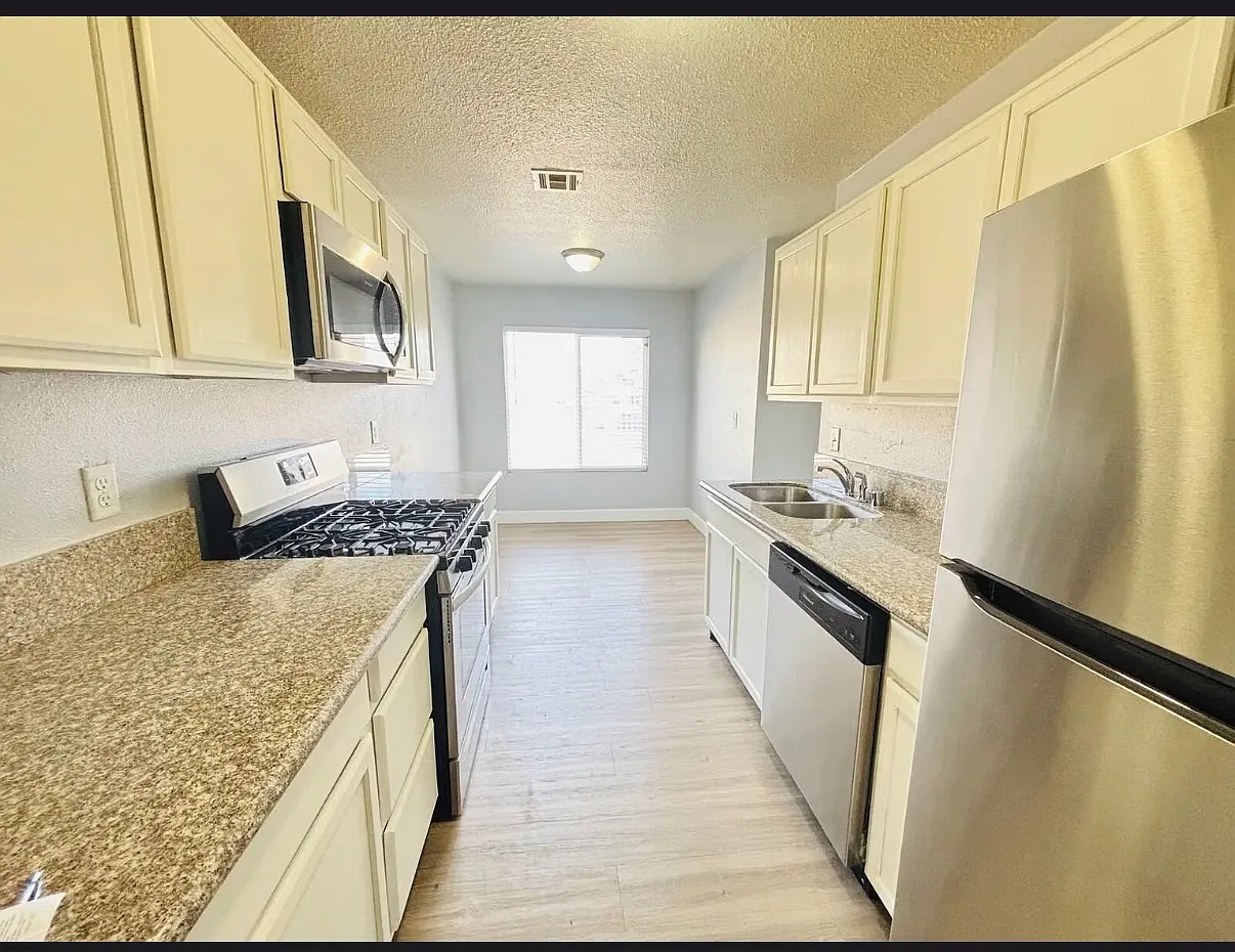 2 bed, $1,300 — Photo 4