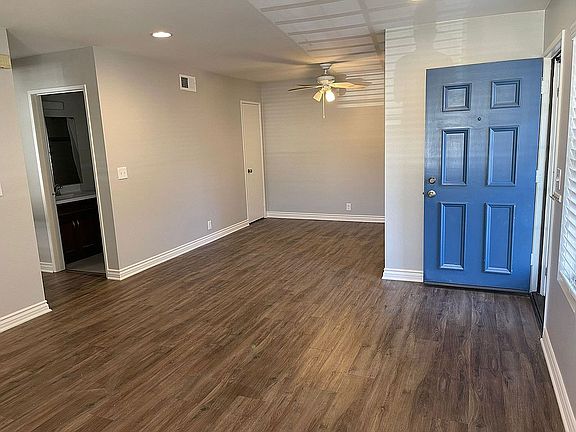 Living room/dining room 