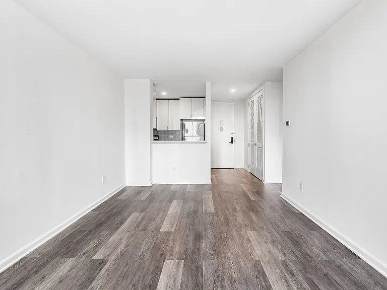 520 W 43rd St #8E — Photo 5