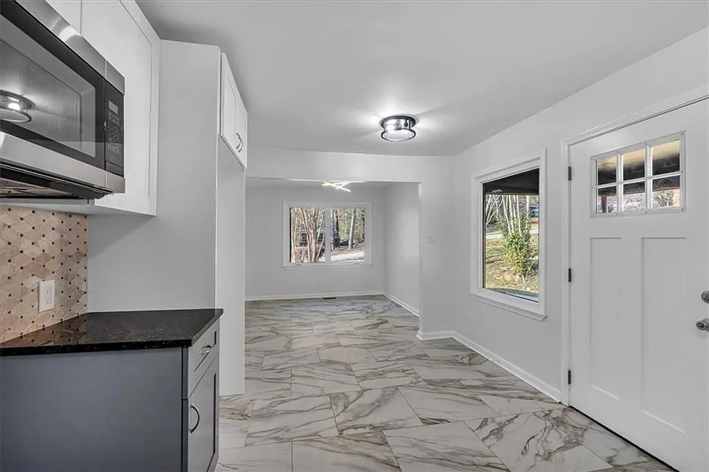 4 bed, 3.0 bath, 1627 sqft, $3,400 — Photo 3