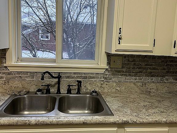 5th image of 651 Grove St