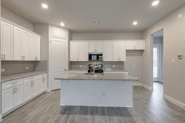 1st image of 915 Ponds Edge Ln