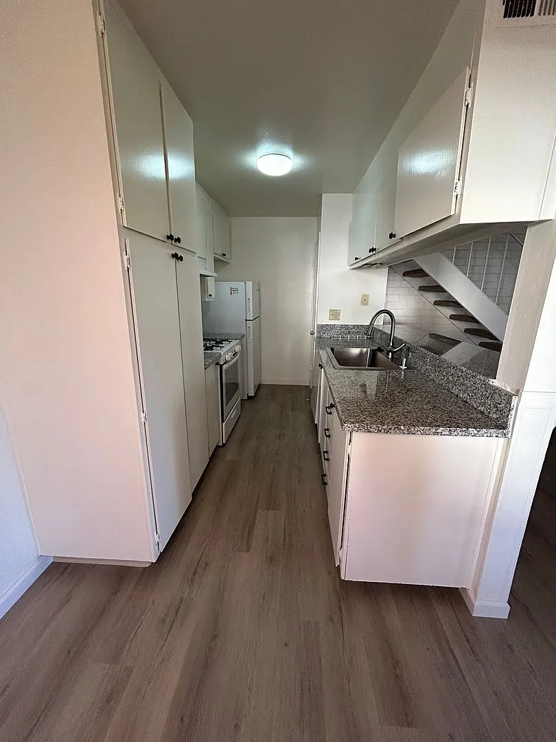 Building Photo - 1703 Donner Ave #3