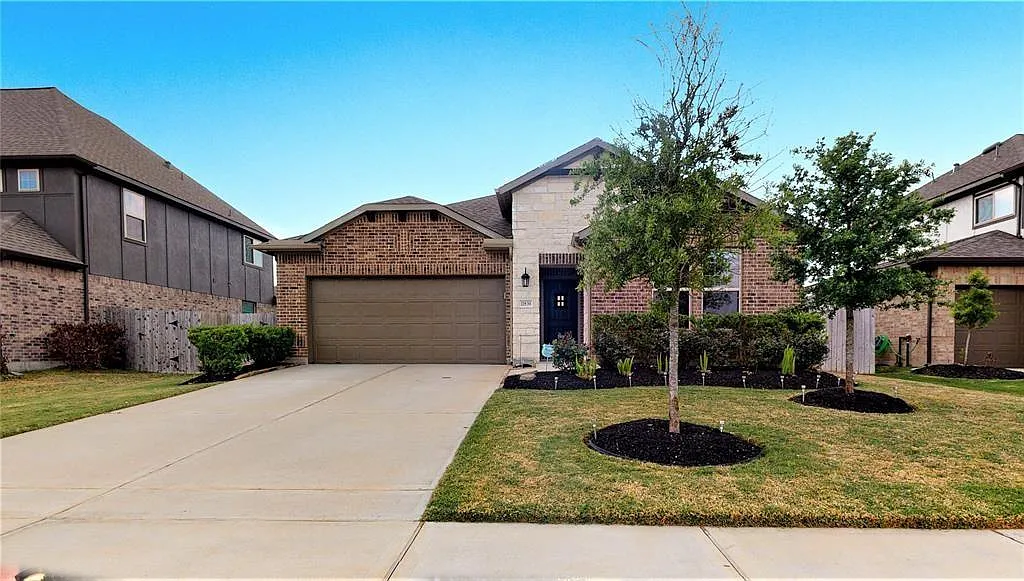 4 bed, 3.0 bath, 2490 sqft, $3,000 — Photo 3