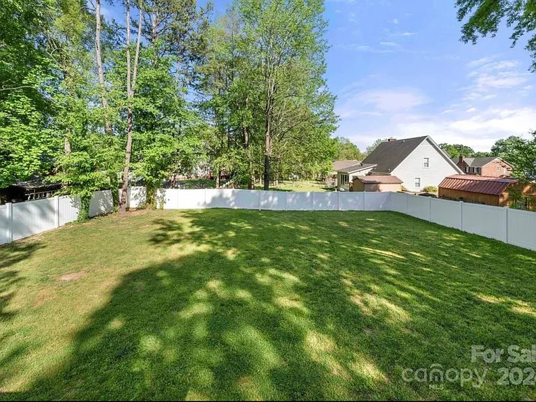 1428 Midlake Ave — Photo 26