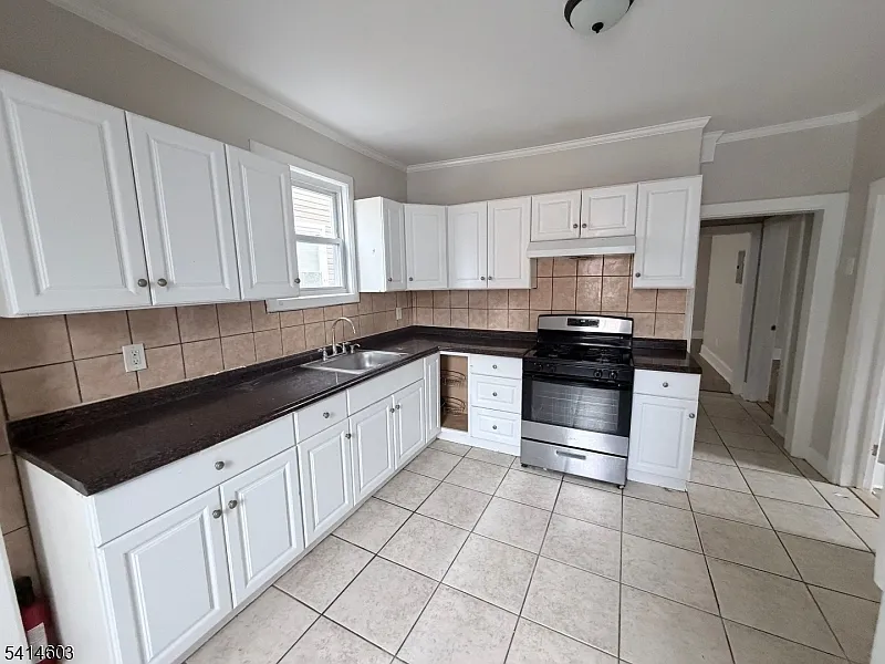 3 bed, 1.0 bath, $2,100 — Photo 2