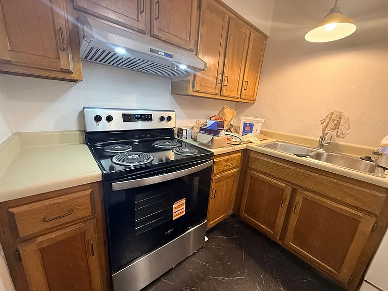 415 Albany St #F — Photo 6
