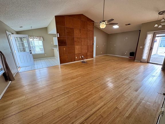 4th image of 570 Ridge Dr.