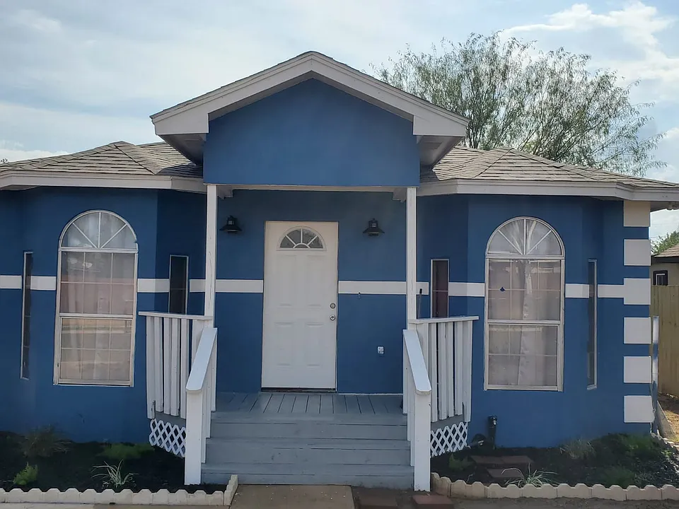504 W Chavez St
