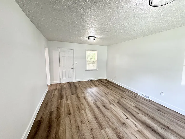 104 Caron Ln — Photo 6
