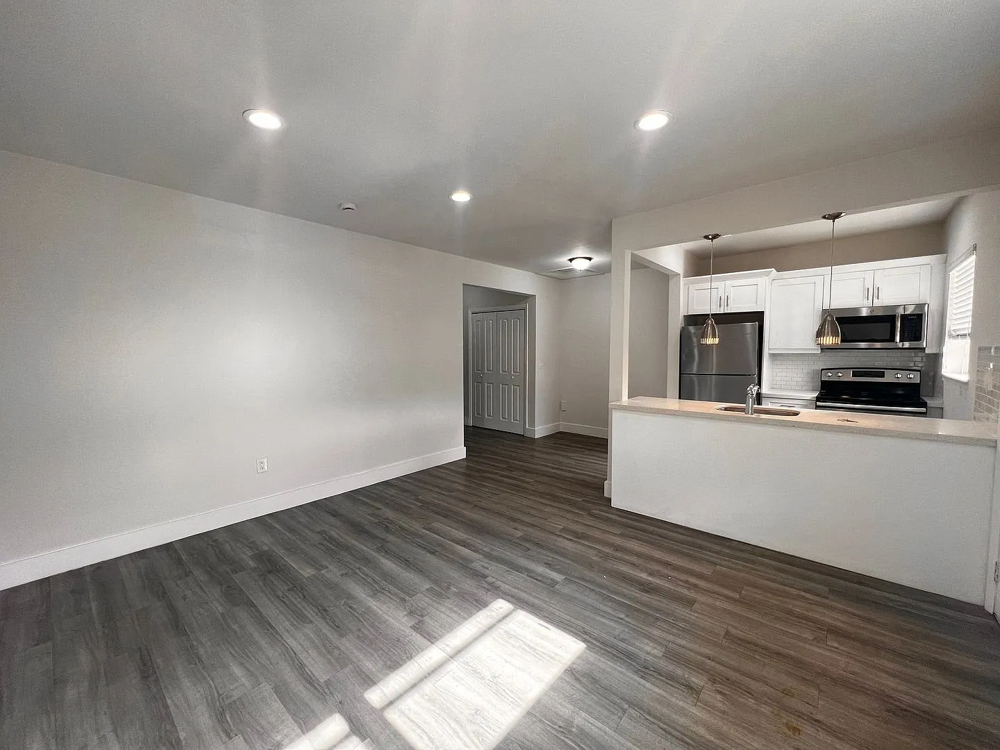 215 Menores | Coral Gables (Residential / near Business District North Ponce/Douglas area) — Photo 4