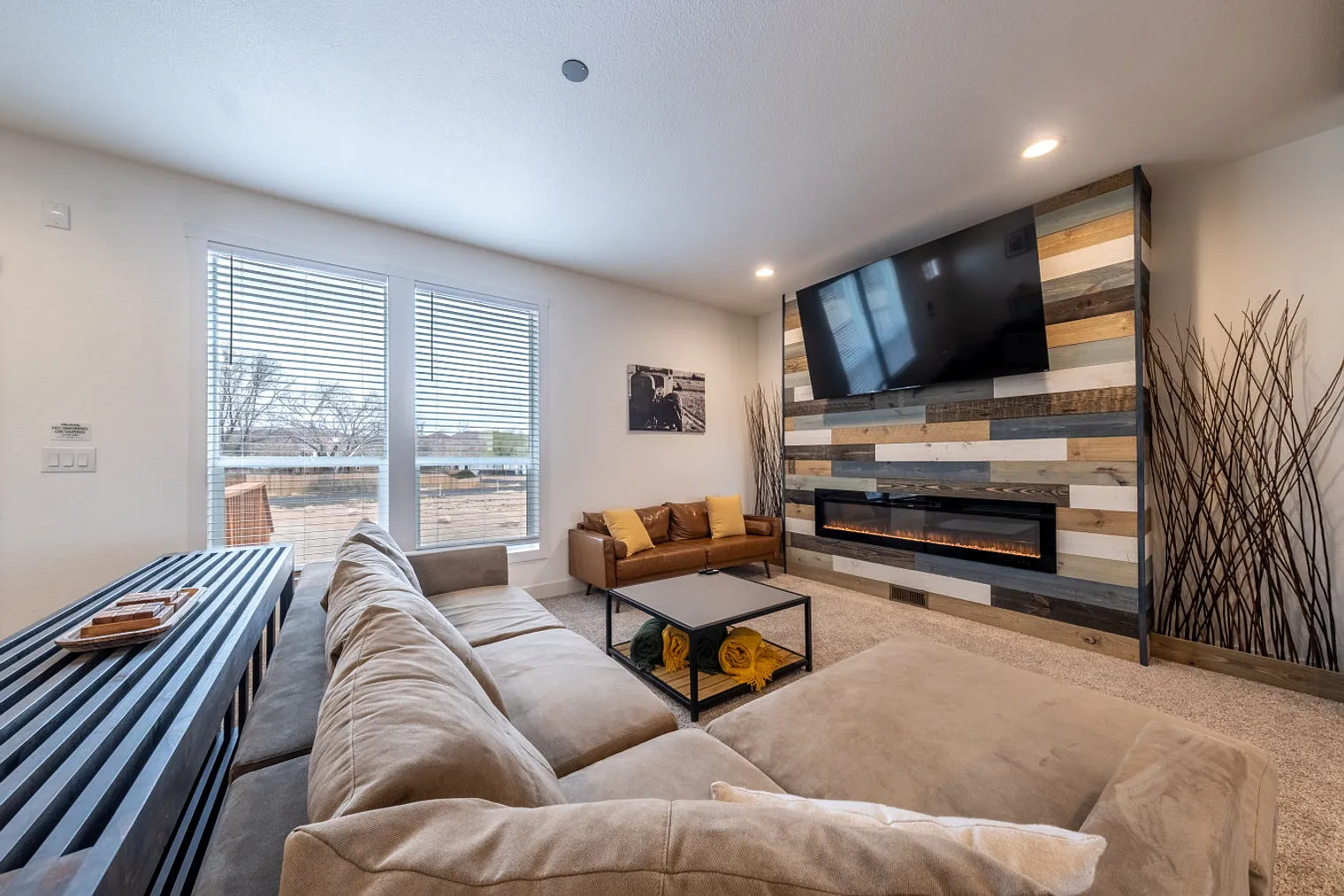 3 bed, 2.0 bath, 1603 sqft, $3,651 — Photo 2