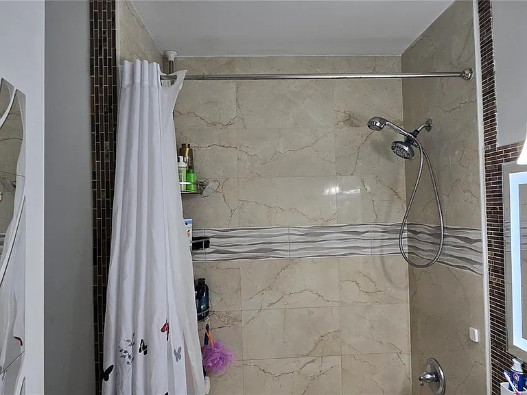 1345 W 41st St #6 — Photo 14
