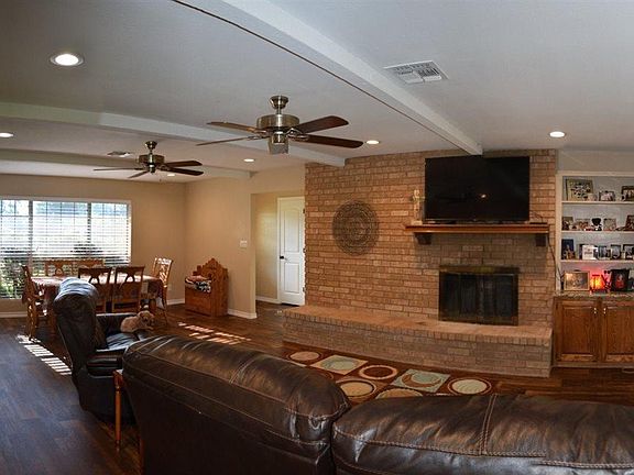 3rd image of 20 Surrey Cir